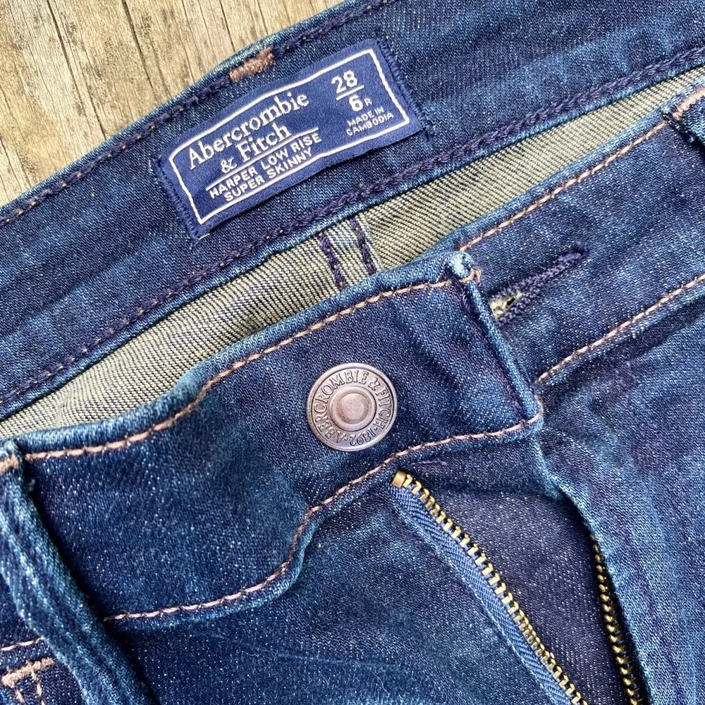 Low-Rise Dark Wash Distressed Skinny Jeans | Abercrombie & Fitch | NWOT - Picture 4 of 6